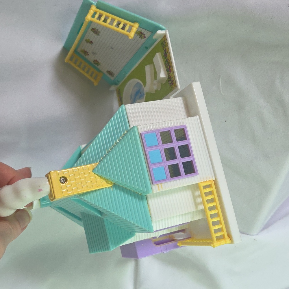 Blue box Polly Pocket Style Vintage Doll house w/ Pool and Garden - Picture 8 of 10